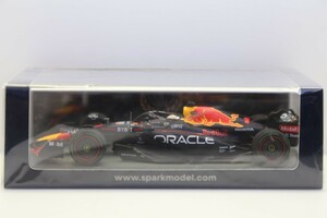 スパーク 1/43 オラクル レッドブルレーシング RB18 2022 F1日本GP優勝 #1 M.フェルスタッペン No.1&チャンピオンボード付 S8551 50/70/3