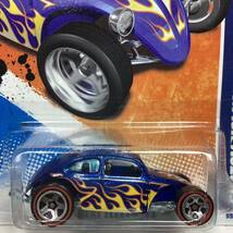 【Walmart限定 レッドラインタイヤ】☆ホットウィール☆　カスタム　フォルクスワーゲン　ビートル　青　フレイムス　Hot Wheels _画像1