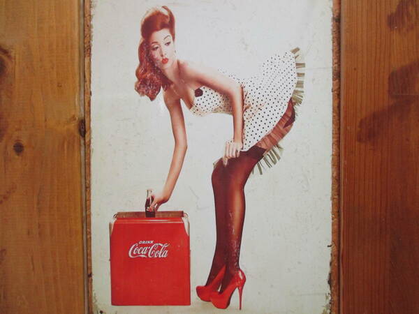 新品 壁掛けプレート コカ・コーラ Coca-Cola セクシーガール 美女 パネル 壁飾り インテリア雑貨 ブリキ看板 飲食店 海 居酒屋 バー BAR