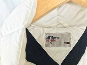 TOMMY　HILFIGER　DENIM　ダウンベスト　白色　着丈約53cm　　肩幅約35cm　　Sサイズ　ファッション　　JTB－39