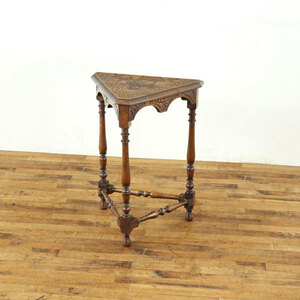 三角形のサイドテーブル　彫刻も素敵　ティーテーブル　ディスプレイ台　イギリスアンティーク家具　58673