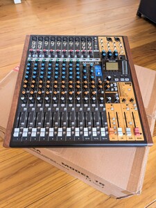 TASCAM MODEL16 ハイブリッドミキサー