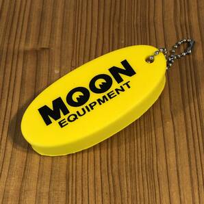 MOON Equipment フロート 水に浮く 片面プリント 黄色 イエロー キーリング mooneyes ムーンアイズ キーホルダー 120円発送可の画像2