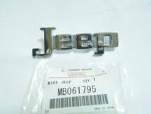 三菱ジープ用Jeepエンブレム（三菱純正新品）MB061795(J24,25,26,27,J36,37,38,J44,46,47,J53,54,55,56,57,58,59)_画像1