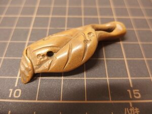 1030257a[me flight ] leaf type netsuke wooden insect meal . design?/ secondhand goods /.. packet commodity that can be sent out 