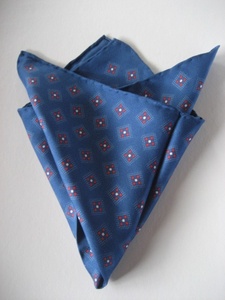 【Holliday & Brown】(ホリディ アンド ブラウン) ポケットチーフ (イタリア製) Silk(絹)100％ ブルー 小紋 ハンドメイド 未使用品