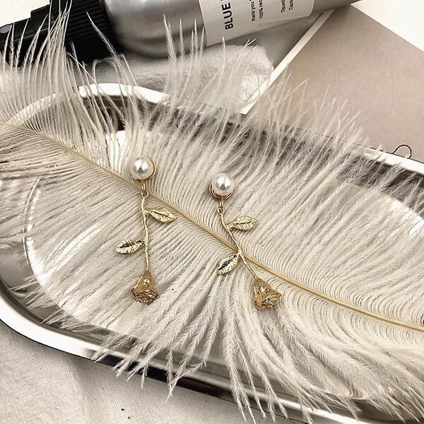 ピアス フラワー 花 ゴールド シンプル カラフル 小さめ おしゃれ 高級感 上品 高見え かわいい キラキラ ギフト プレゼント