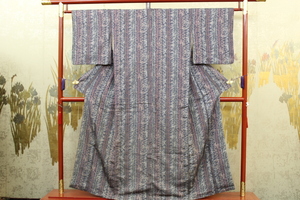 きもの今昔５８８６　御召のきもの　広衿袷手縫仕立　正絹御召地グレー色ベースに白茶ローズ色ジグザグ縞柄　身丈１５１ｃｍ　