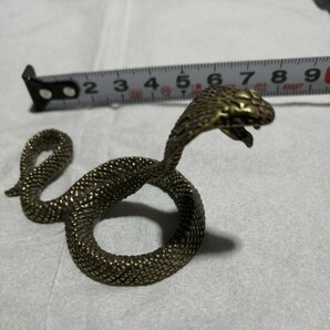 銅製ヘビの置物
