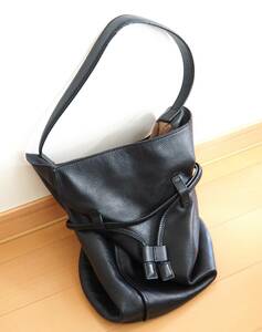 〇本革　黒バッグ　くったりした大人可愛いBag