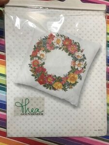 テア グーベルヌール　roses wreath cushion