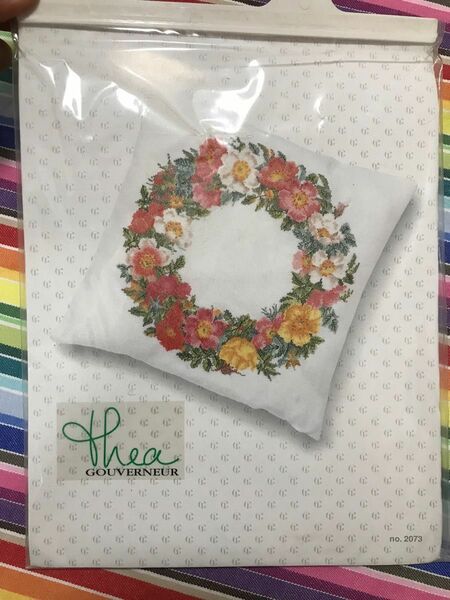 テア グーベルヌール　roses wreath cushion