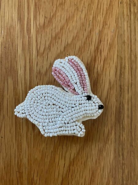 ハンドメイド　うさぎ　ビーズ刺繍ブローチ