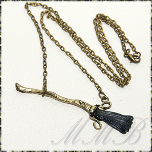 [NECKLACE] Harry Potter Broom ハリーポッター ニンバス 箒(ホウキ) デザイン ペンダント アンティーク ゴールド カラー ネックレス