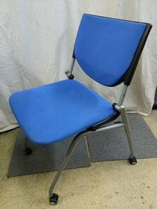 【中古】Okamura オフィスチェア プロスタック ネスティングタイプ ブルー 1脚 折り畳み 会議用 オフィス家具 椅子 手渡しい歓迎