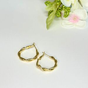 ツイストピアス　フープピアス K18 金　ゴールド　ユニセックス　レディース　アクセサリー　匿名配送