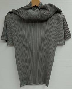 PLEATS PLEASE ISSEY MIYAKE プリーツプリーズ イッセイミヤケ ／変形ハイネック／グレー 半袖シャツ・ブラウス Lサイズ相当 レディース