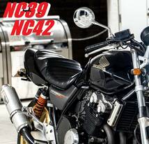 タックロールシート　白赤　ＮＣ３９/ NC42ホワイト 取付画像有 CB400SFあんこ抜き 完成品NC39段シート 変形 タンデム 金具 旧車 ボタン_画像2