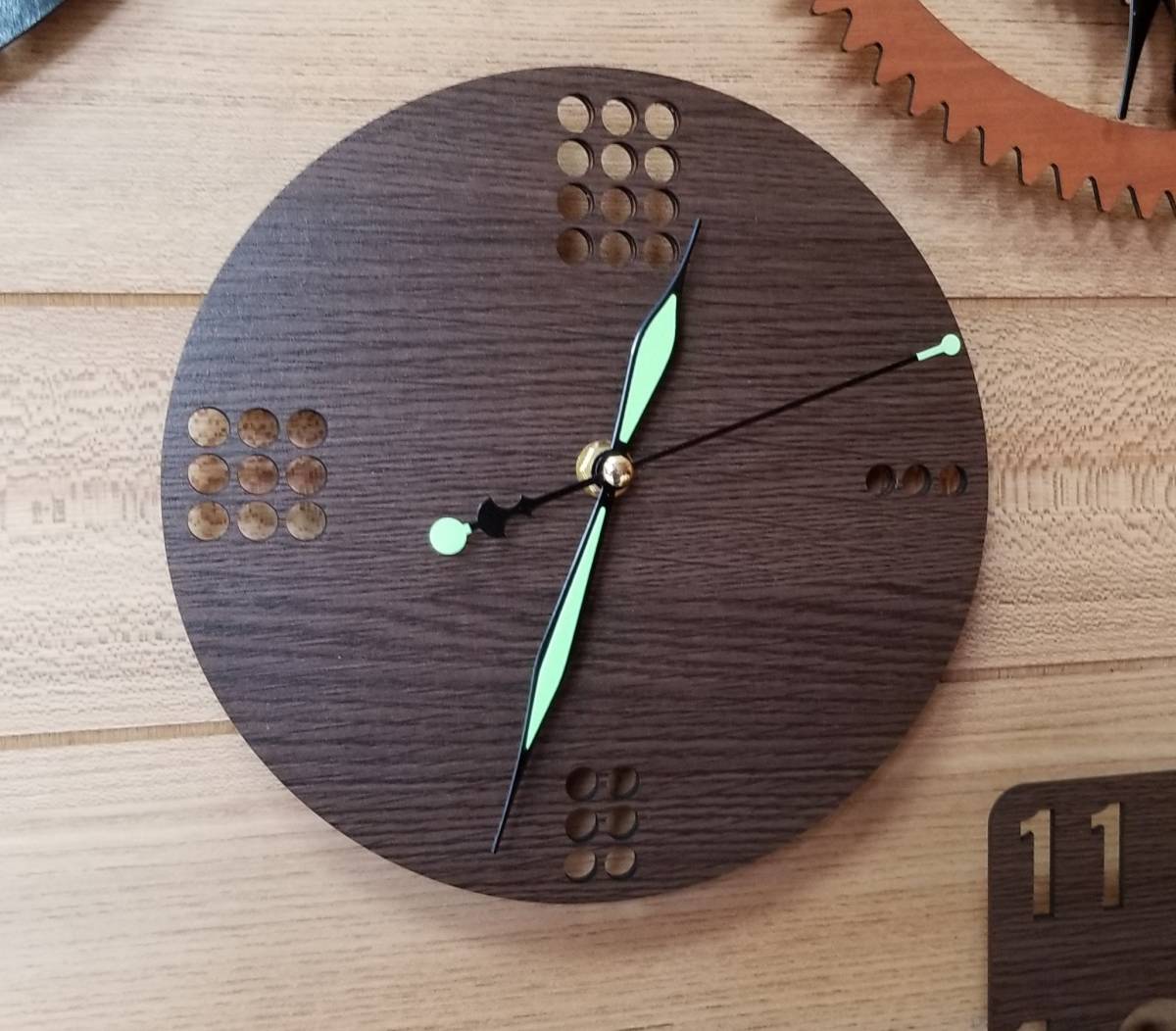 ●Reloj de pared hecho a mano con esfera de madera y movimiento silencioso perforado., Artículos hechos a mano, interior, bienes varios, otros