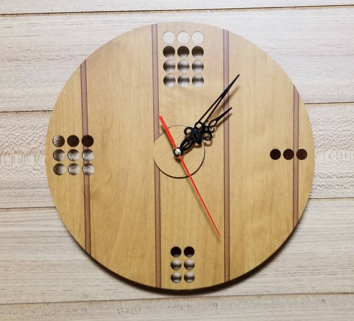 ●Reloj de pared hecho a mano con esfera con orificio redondo de veta de madera y movimiento silencioso., Artículos hechos a mano, interior, bienes varios, otros