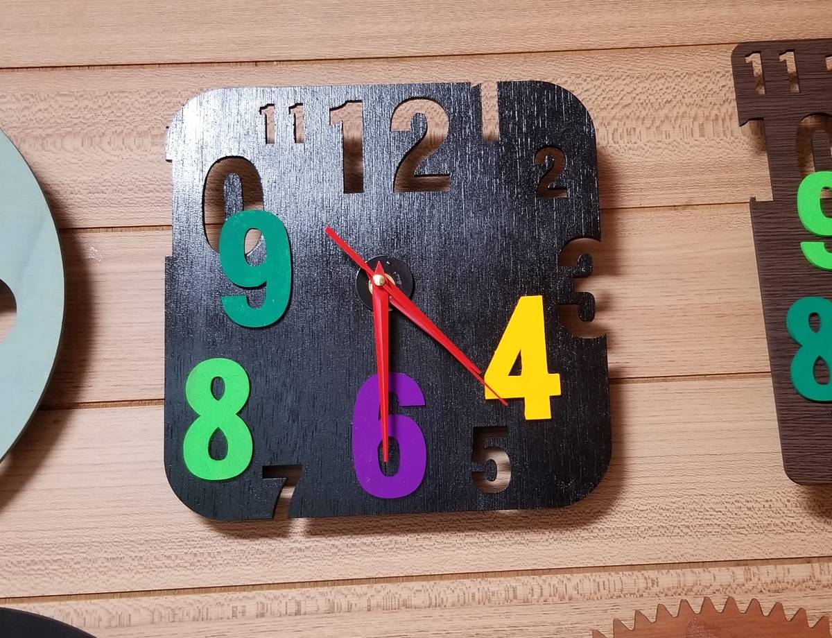 ●Reloj de pared hecho a mano, coloridas letras cortadas en esfera negra, movimiento silencioso, trabajos hechos a mano, interior, bienes varios, otros