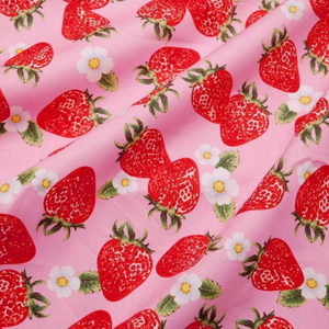 【即決】幅110×50cm◇布 生地 イチゴとお花 苺 ストロベリー いちご柄 綿 オックス ピンク