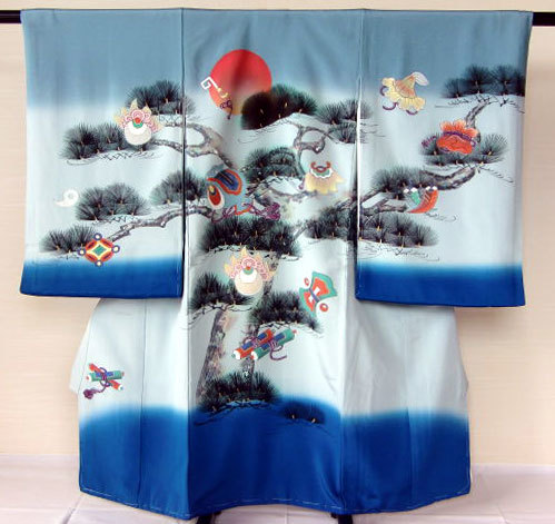 [Artículo nuevo] [Yuzen pintado a mano] [Hecho en Japón] [Nuestro producto original] [Envío gratis] Primera llegada de seda pura para niño Tesoro en el pino de celebración del amanecer Kimono gris para visitar el santuario Pino para visitar el santuario, Evento, Recuerdo, Suministros para visitar el santuario, para chicos