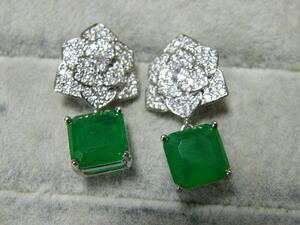 94006. emerald manner green color stone earrings 