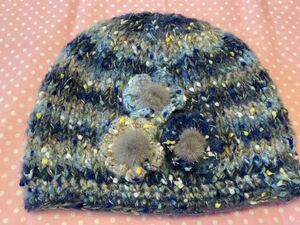 ニット帽　ハンドメイド　手編み　ニット帽子　青色段染めネップ　モチーフ付き中央グレーミンク玉