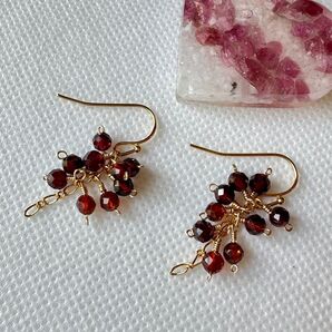 3種類のガーネットのシャラシャラピアス