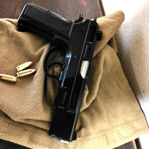 ◯ MGC CZ75 超貴重 チェコスロバキア刻印 ☆こちら観賞用に保存してたガスガンです☆ 重量約610グラム モデルガン トイガン 233の画像2