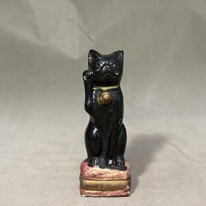 昭和初期 黒猫 招き猫 古い 土人形 刻印付き 猫 ネコ 縁起物 魔除け 商売繁盛 金運上昇 ラッキーキャット 置物 オブジェ 郷土玩具 民芸品