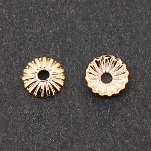 小さな座金 ビーズキャップ 金具 金色 4mm 10コ入り 裏側のメッキが良くないものが混ざります ZC002