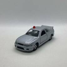 EA789 トミカ ミニカー 日産 NISSAN スカイライン GT-R R33 覆面パトロールカー パトカー _画像1