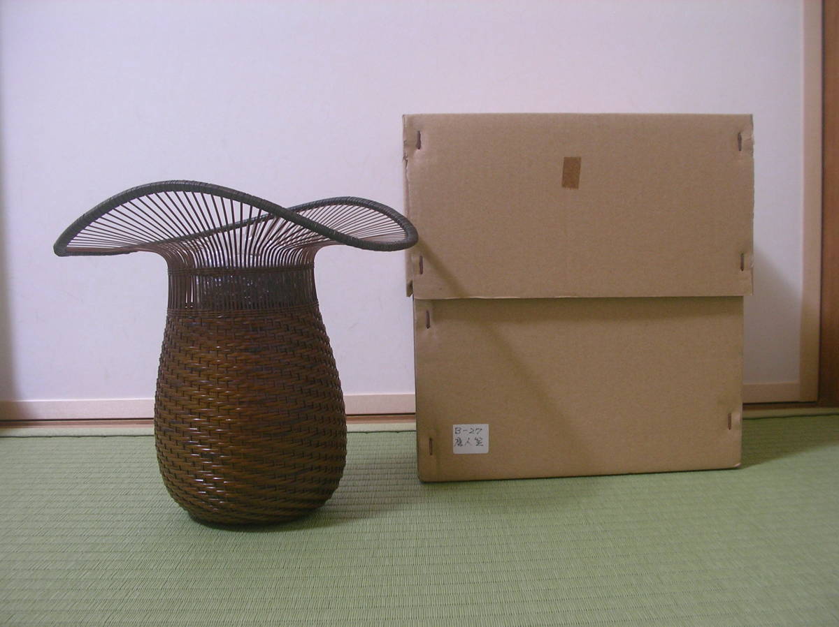 Former family collection Tojinkasa bamboo basket vase, Flower vase with paper box Hitoshi Morishita Flower vase Wabicha no Yu, Senchado, Flower arrangement Japanese room interior Handmade bamboo craft Folk art Soot bamboo Furnace, antique, collection, Craft, woodworking, bamboo crafts