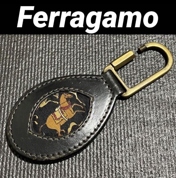 【m】良品◎ Ferragamo フェラガモ 馬柄 キーホルダー 本革 黒 ヴィンテージ