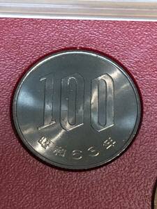 即決あり！ 昭和63年 ミントセット　出し「100円」硬貨　未使用品　１枚 　送料全国94円 ペーパーコインホルダー発送