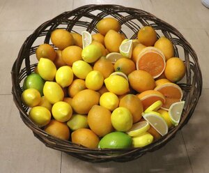 ■W-3480■食品サンプル　メニューサンプル　果物　レモンの山　竹籠　笊　その他■