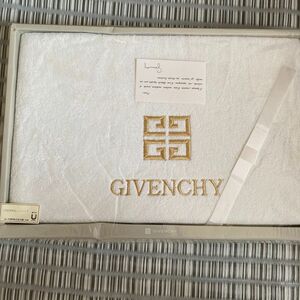 GIVENCHY ジバンシー　バスタオル　ホワイト