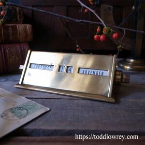 【回る暦は永遠に】イギリス アンティーク デスク カレンダー 回転式 三角柱 ブラス 真鍮◆Antique Perpetual Desk Calendar Prism Shape◆