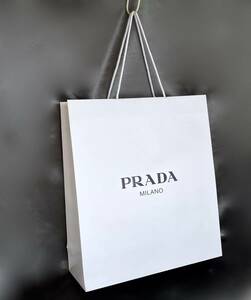 Prada プラダ 紙袋 W44cm ショッパー 大 白 ほぼ正方形 ロゴ入り 袋 紺ロゴプリント P611