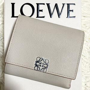 ロエベ LOEWE アナグラム　8cc　コンパクトフラップウォレット 三つ折り財布　スクエア ペブルグレインカーフ ライトゴースト