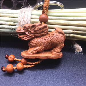 Art hand Auction [Peach tree netsuke] ◆ Kirin 2 giraffe ◆ Natural / Natural wood / Handmade / Handmade / Crafted carving / Key chain / Strap / Present / Good luck Feng Shui and amulet, miscellaneous goods, key ring, handmade