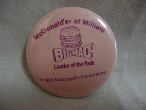 即決　ハワイ　ミリラニ　Ｍｃ　1983年製　Big Mac　スタッフ　缶バッチ　ピンク色
