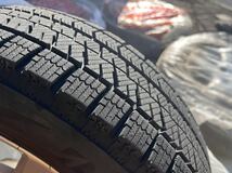 安め！22年製タイヤ溝98%！フォルクスワーゲン UP純正 スタッドレス 14インチ 165/70R14 _画像3