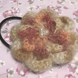 新品！ハンドメイド。寒くなる季節にぴったり♪ふわふわ毛糸で編んだパールお花ヘアゴム　かわいい