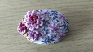 o flower oval embroidery brooch 