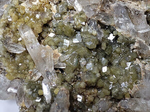 【国産鉱物】灰鉄柘榴石（アンドラダイト）［奈良県産］グリーン系・水晶付き