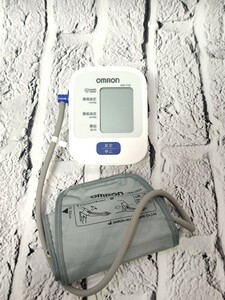 【美品】 OMRON オムロン 上腕式血圧計 HEM-7120 健康 2853-1
