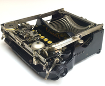 【趣楽】 ＵＳＡ製　ＣＯＲＯＮＡ　Ｍodel３　タイプライター　１９１７年頃　可動　幅２７，３ｃｍ　重量約３ｋｇ　Ｈ１９５１_画像6